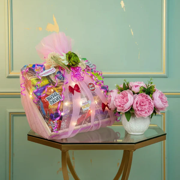 Elegant Engagement Hamper – Perfect Gift for Couples (1) Elegant Engagement Hamper – Perfect Gift for Couples